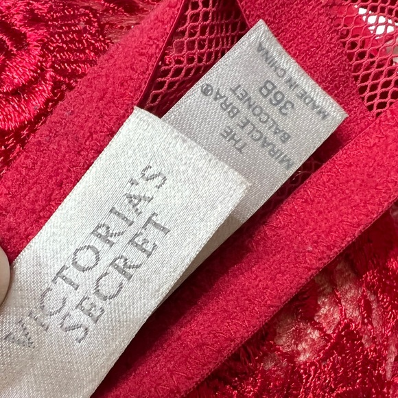 Victoria’s Secret bra size 36B, good condition pre-owned. - Picture 3 of 3